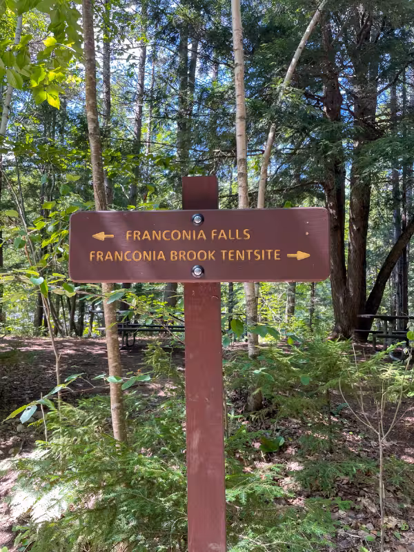 Trail sign pointing to Franconia Falls and Franconia Brook Tentsite